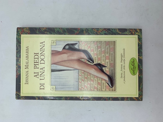 Ai piedi di una donna.